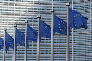 Kuvassa rivi EU:n lippuja Brysselissä.